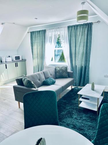 Dover Apartment | Dover Castle & Port, on-site parking, lovely quiet area