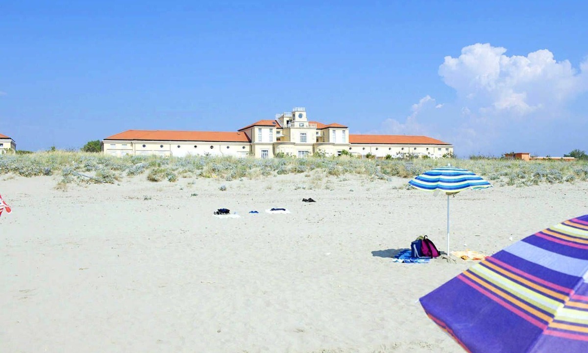 Calambrone Apartment | Dune residence Regina-Elena, private beach access, sea view - vacation apartment with