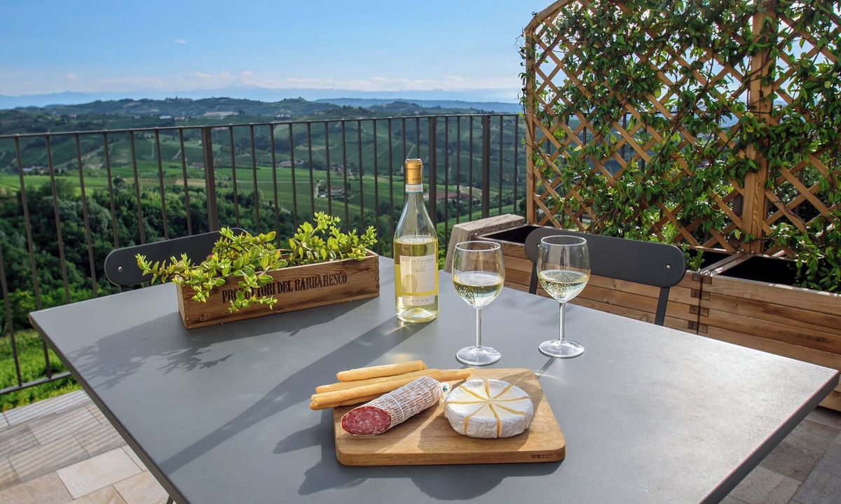 Treiso House | Elegant Panoramic Two-Room Apartment. Treiso Belvedere 1, Elegante Bilocale Panoramico. Treiso Belve