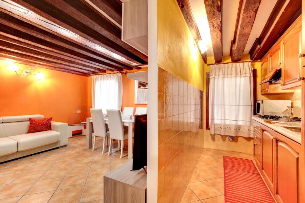 Castello Apartment | Elegante con una camera da letto vicinissimo a Via Garibaldi
