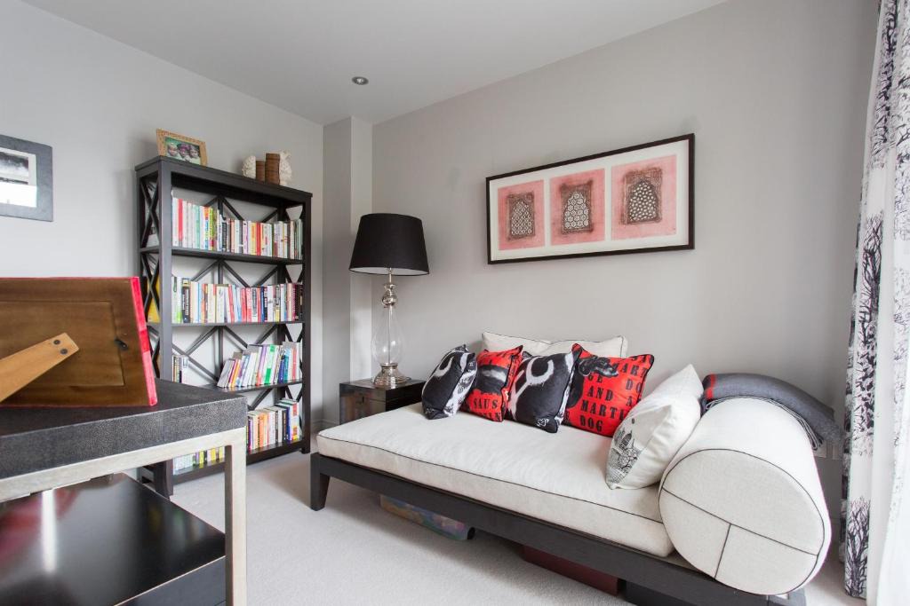 Chelsea Apartment | Elystan Place II by Onefinestay