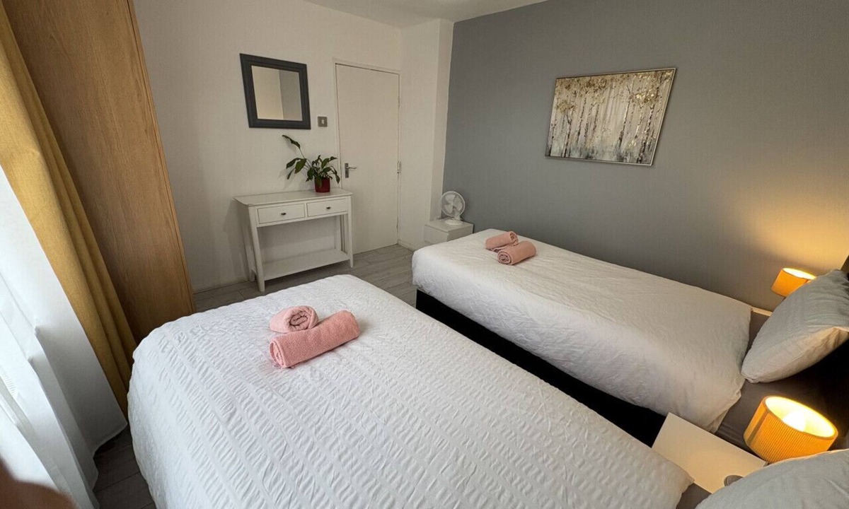 The Westside House | Entire 4 beds, 2 baths & 3 mins walking to ICC Five ways and Broad street