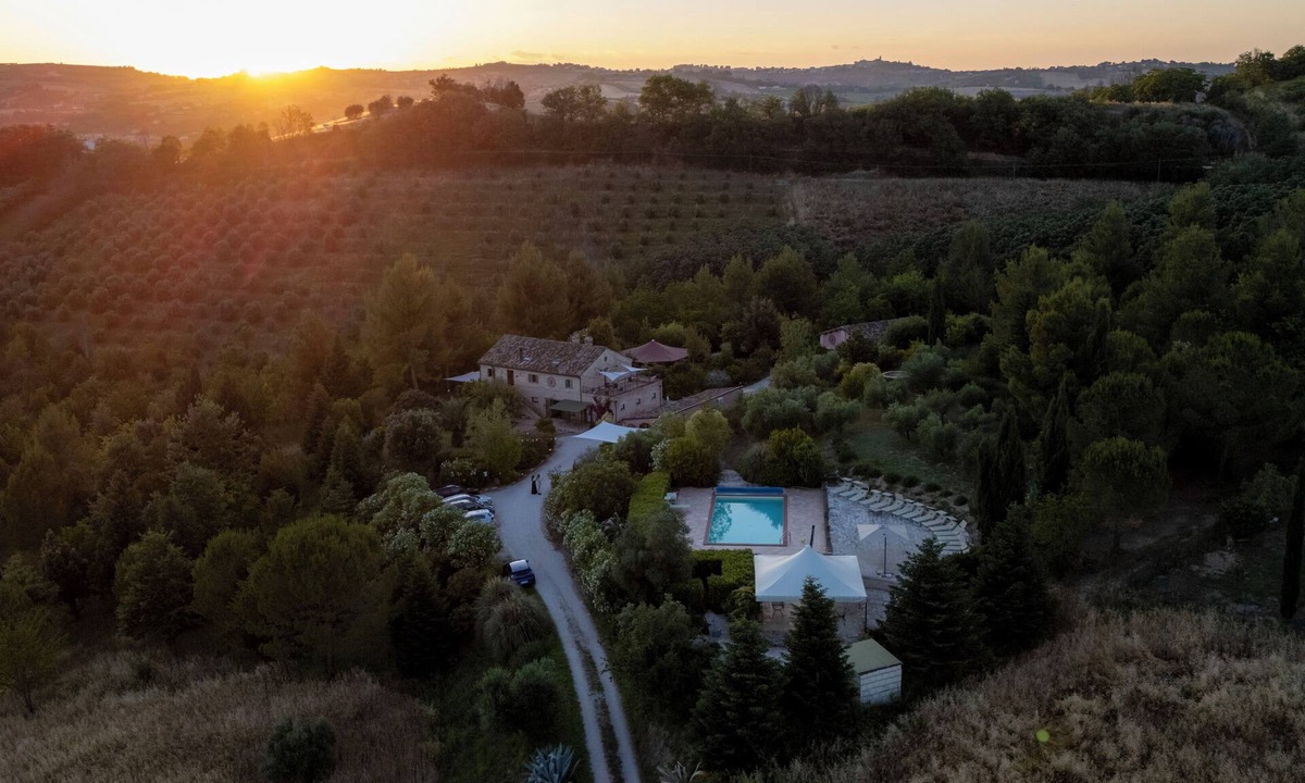 Ponzano di Fermo House | Exclusive villa with pool for weddings and retreats, wi-fi air-con