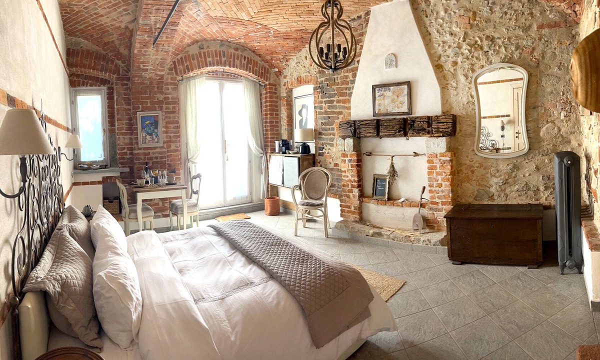 Gassino Torinese Bed & Breakfast | Fireplace Suite - country chic with heated hot tub in the garden