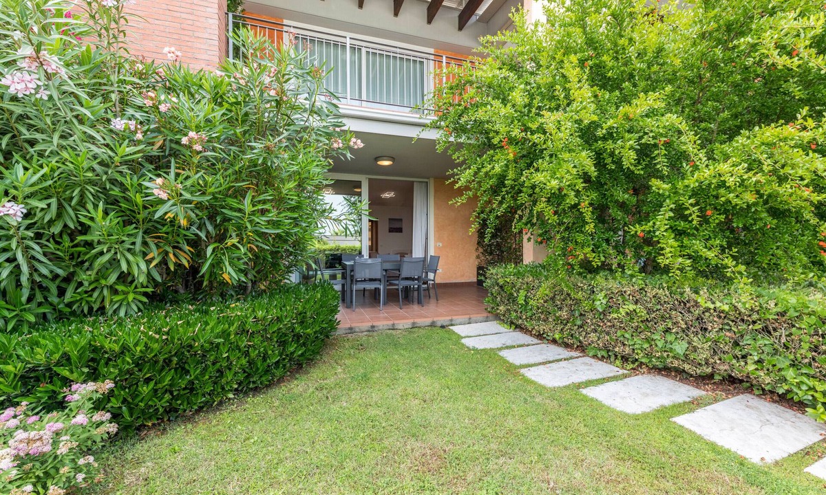 Padenghe sul Garda Apartment | Flat 'Blue Lake Holiday House' with swimming pool, Wi-Fi and air conditioning