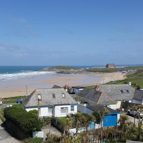 Newquay Apartment | For the Shore, Fistral Beach Newquay - 2 Bed 2 bath - Private Parking with garage for 2 vehicles