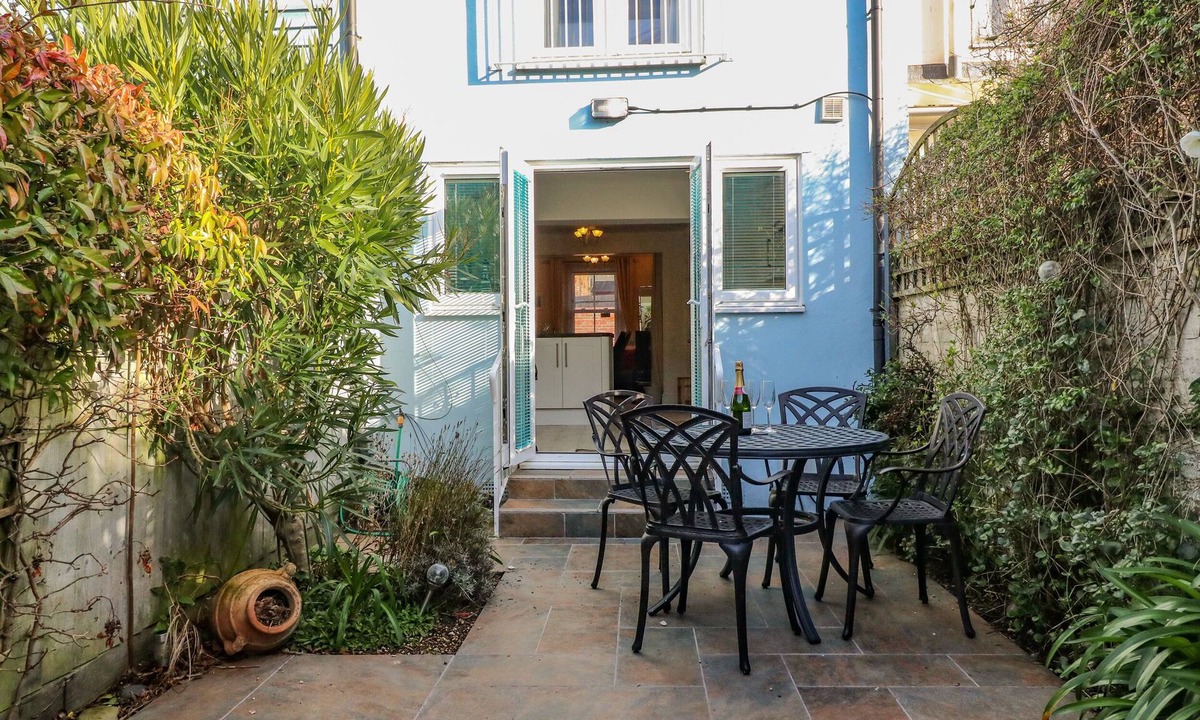 Weymouth Cottage | GONE SAILING, family friendly, with a garden in Brewers Quay Harbour