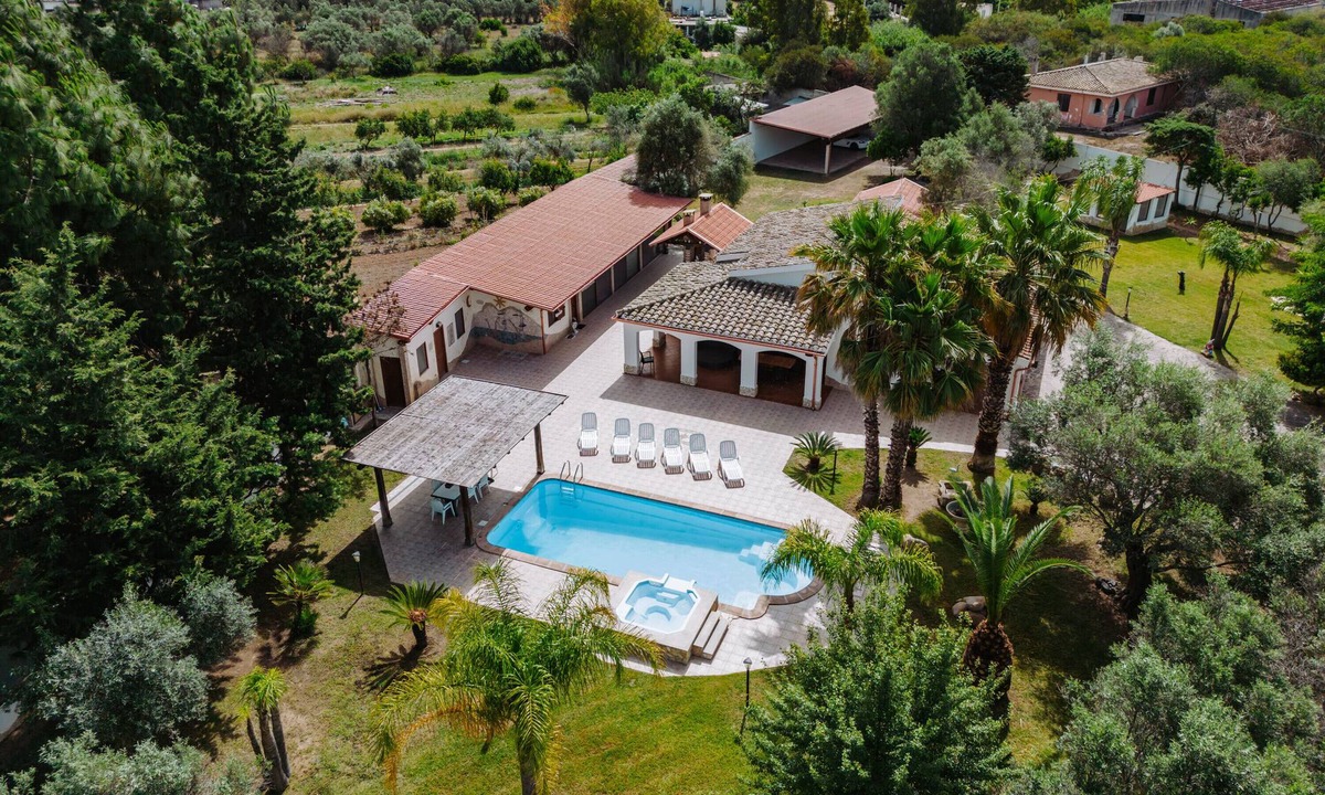 Quartu Sant'Elena House | Holiday Home 'Villa Hollywood Con Piscina' with Private Pool, Private Terrace and Wi-Fi