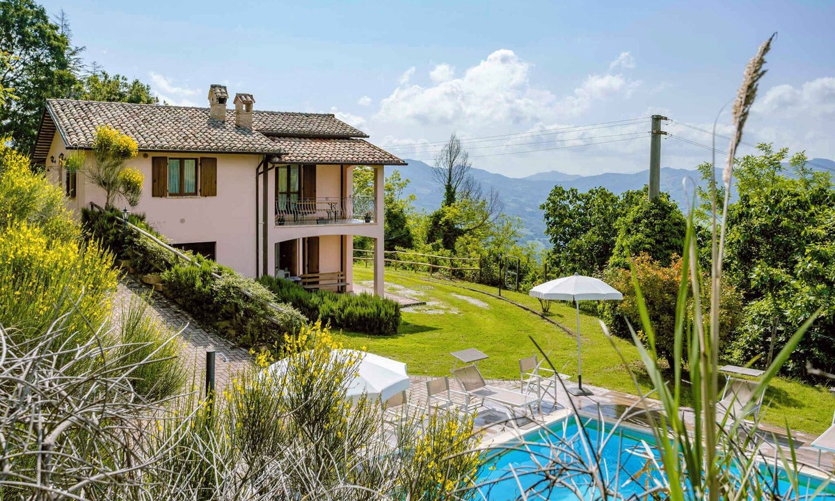 Fermignano House | Holiday home with terrace and pool