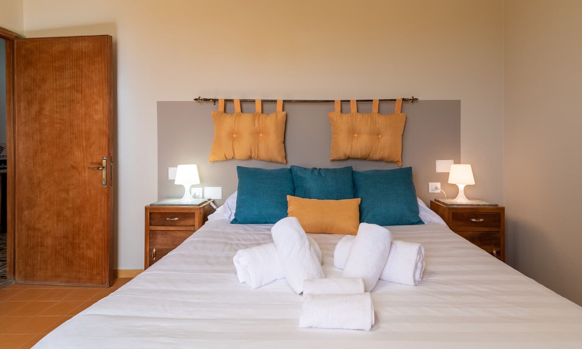 Ciggiano House | Holiday Home 'Nonno Ghigo House' with Private Garden, Wi-Fi and Air Conditioning