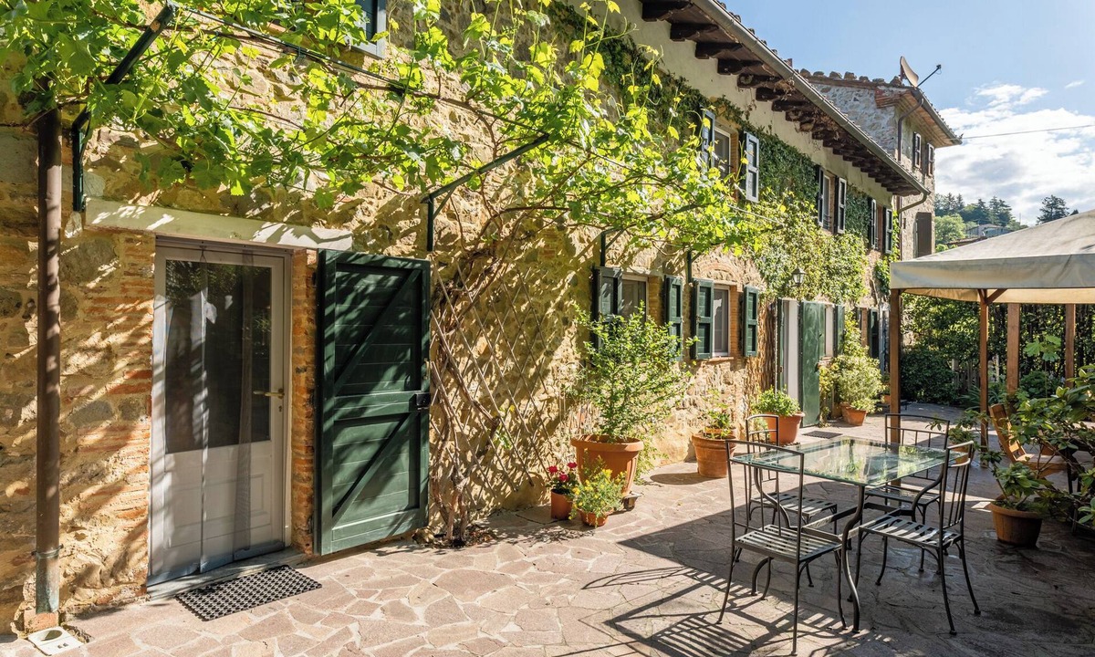 Nozanno Apartment | Holiday Studio 'Abbacca-là Appartamento 2' with Shared Pool and Wi-Fi