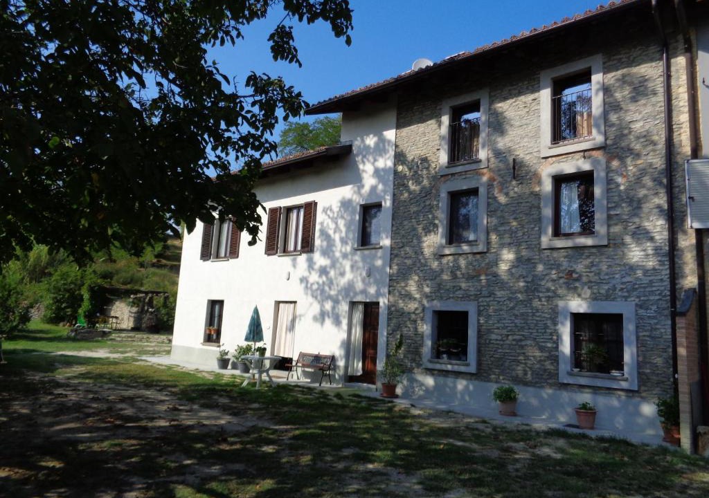 Santo Stefano Belbo Apartment | Il cortile dei frutti selvatici