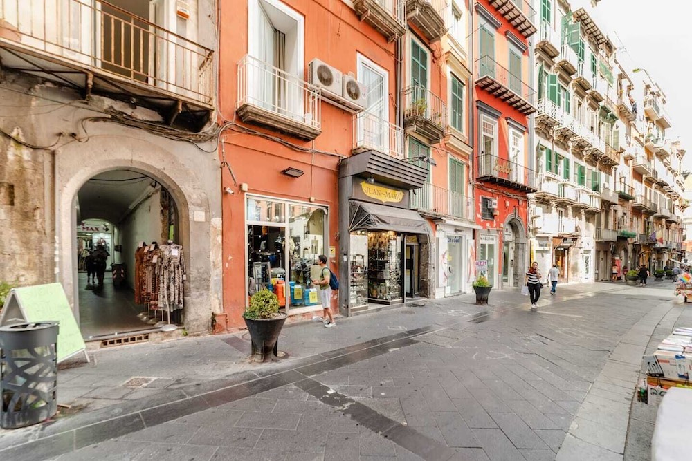 Quartieri Spagnoli Hotel | Inside Chiaia Rooms