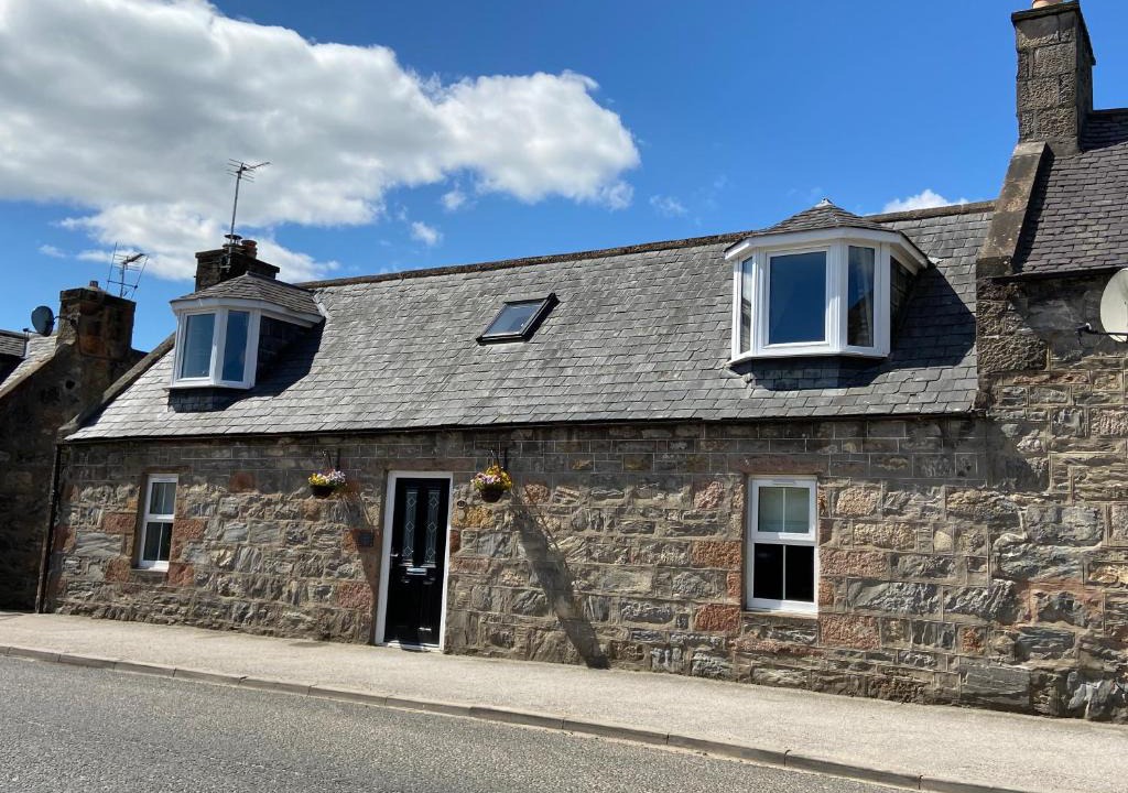 Dufftown House | Islas Cottage, a home in the Heart of Speyside