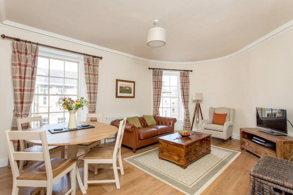 Stockbridge Apartment | JOIVY Stylish Apt in Trendy New Town Location