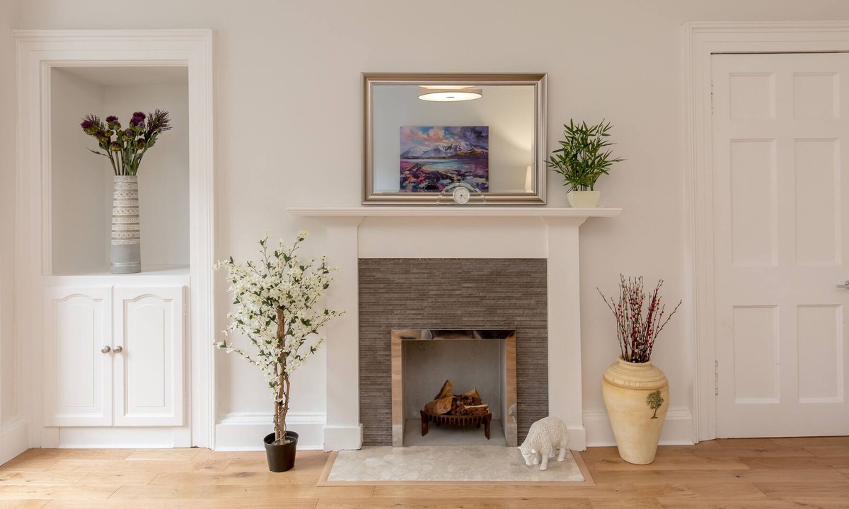 New Town Condo | Large Beautiful City Centre Apartment. Sleeps up to 12