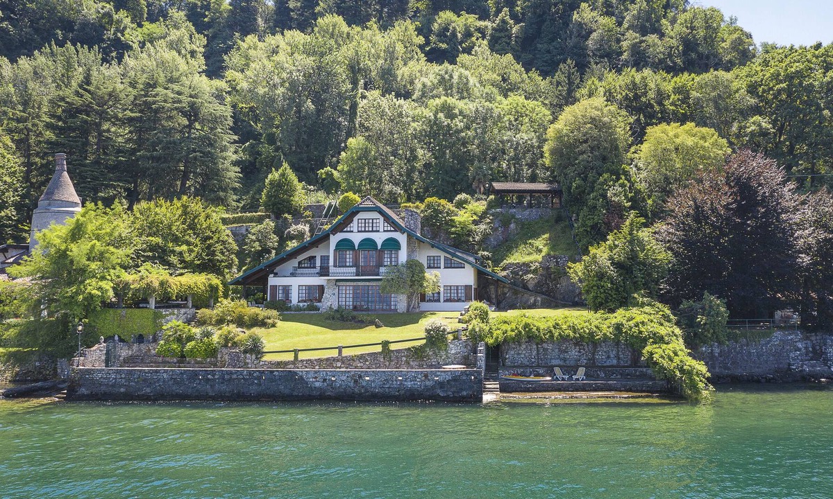 Ispra Villa | Magical villa perched on the water's edge! Villa Cinderella 5 BEDROOMS 10 PAX