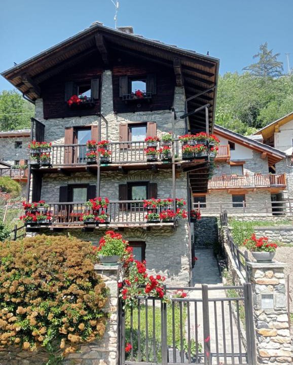 Allein Apartment | Maison Baradis - grazioso e tranquillo trilocale con vista montagne