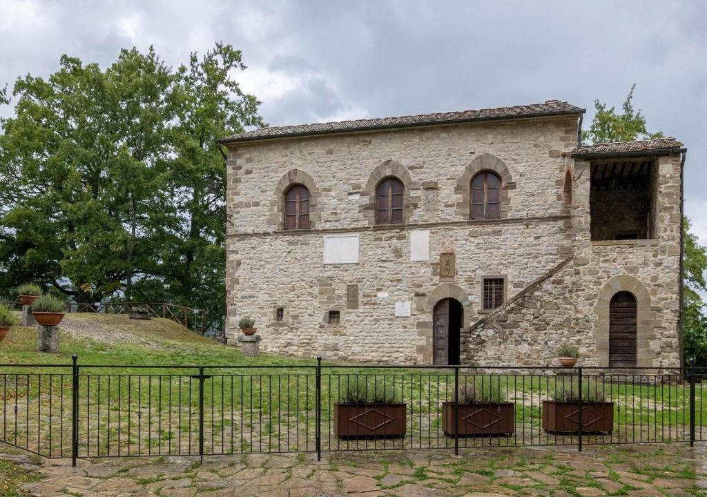 Caprese Michelangelo House | Medieval Farmhouse in Caprese Michelangelo with Terrace