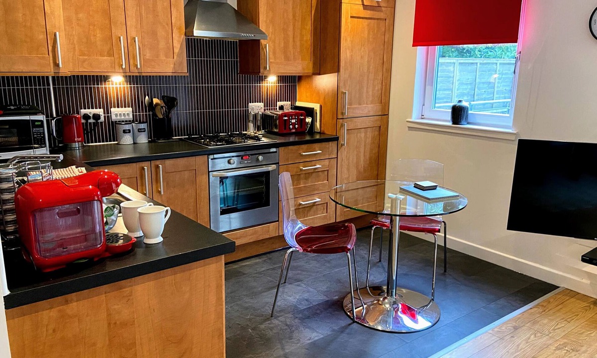 Restalrig Apartment | Modern one-bed apartment in quiet location. Free car parking space. Sleeps 2.