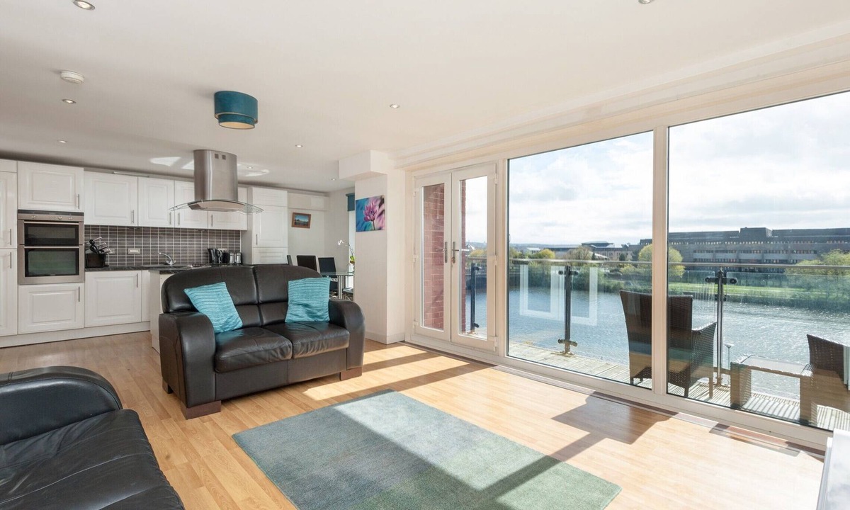 City Centre Glasgow Apartment | Modern, spacious 3-bedroom apartment in the heart of Glasgow's city centre. Sleeps 7.