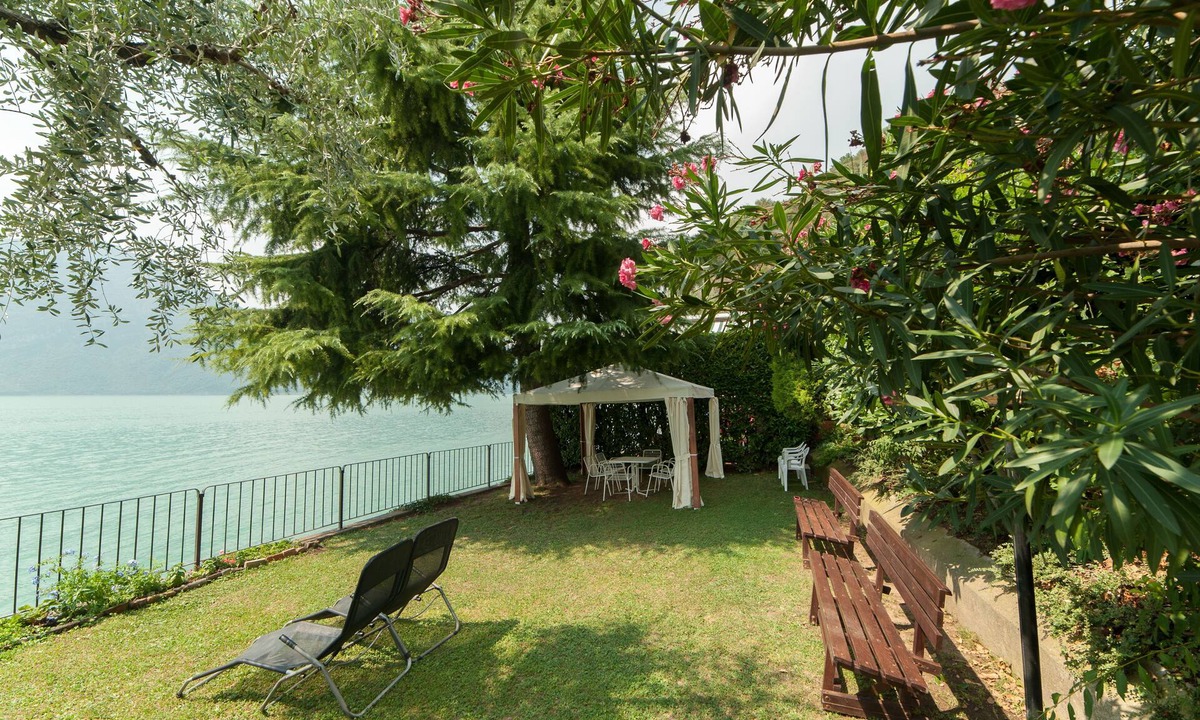 Marone Apartment | NEST ON THE LAKE facing the lake, private beach, air conditioning SEPT-OCT OFFERT