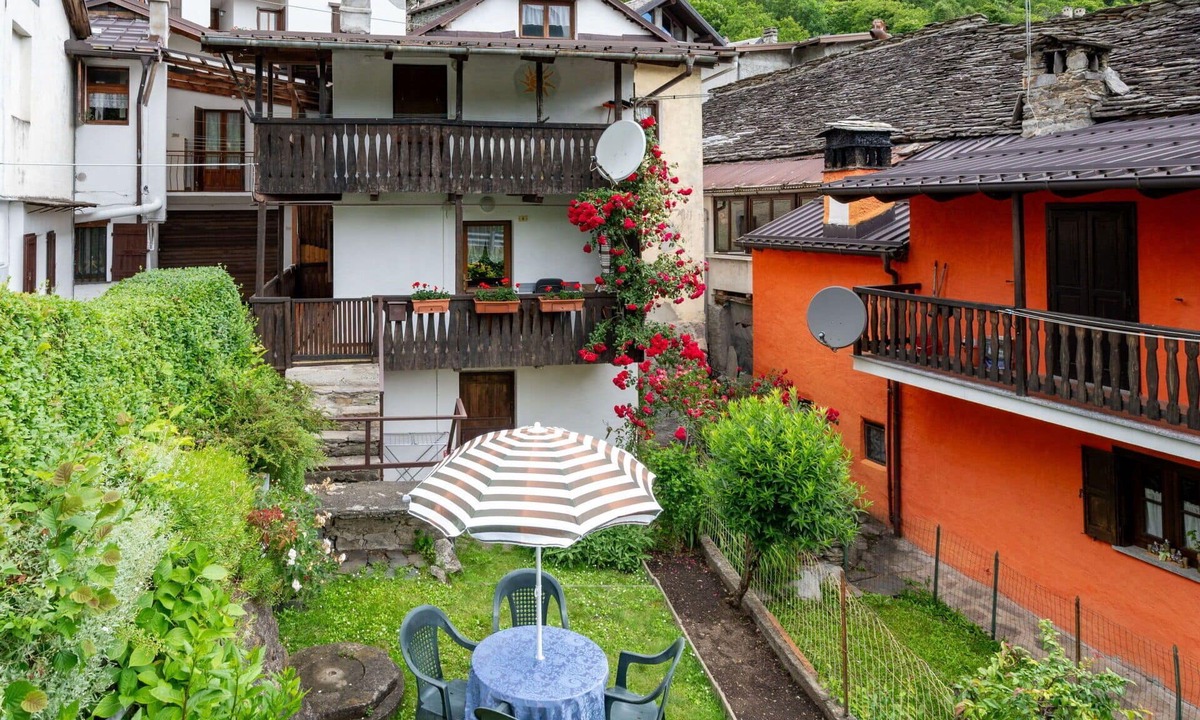 Calasca-Castiglione Apartment | Nice apartment for 5 guests with WIFI, TV, balcony and pets allowed