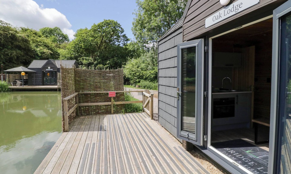 Middleton Cheney Cottage | OAK LODGE AT BRIDGE LAKE FARM & FISHERY, romantic in Chacombe