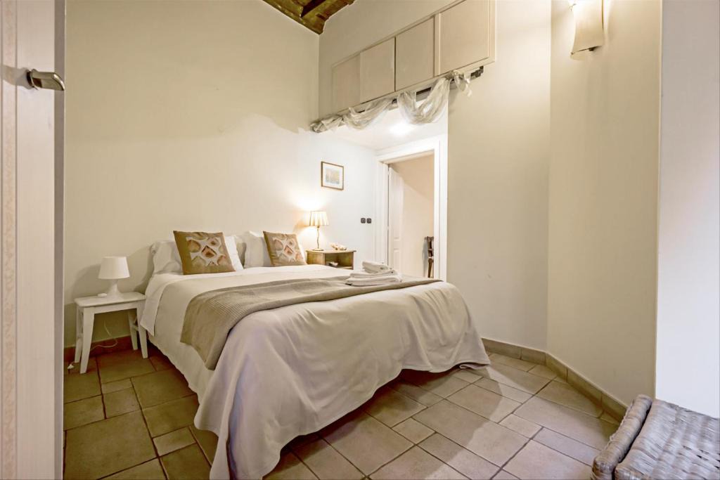 Rione VII Regola Apartment | Palazzo Farnese Historical Home