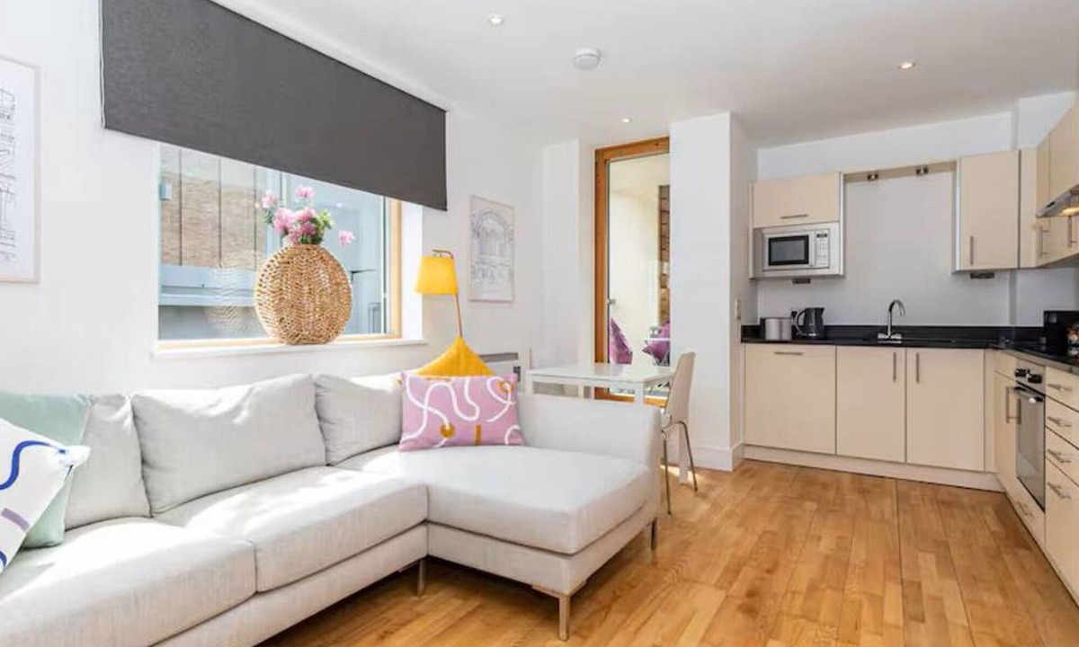 Oxford City Centre Apartment | Pass the Keys | Oxford Castle - City Centre Apartment + Balcony
