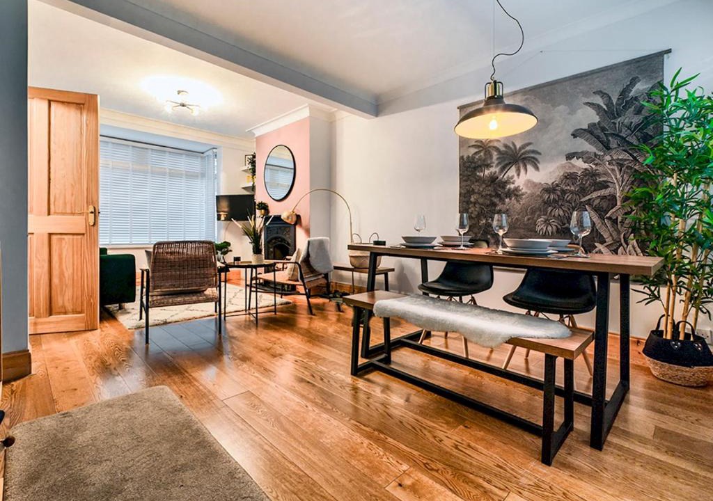 Belfast House | Pass the Keys Stunning 2BR Townhouse in Belfasts Best Location