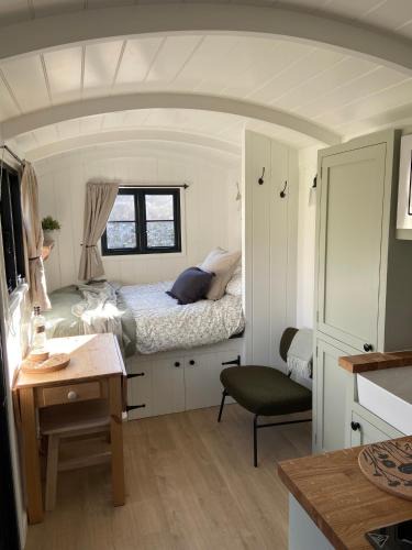 Linlithgow House | Peaceful Shepherd’s Hut in beautiful countryside.