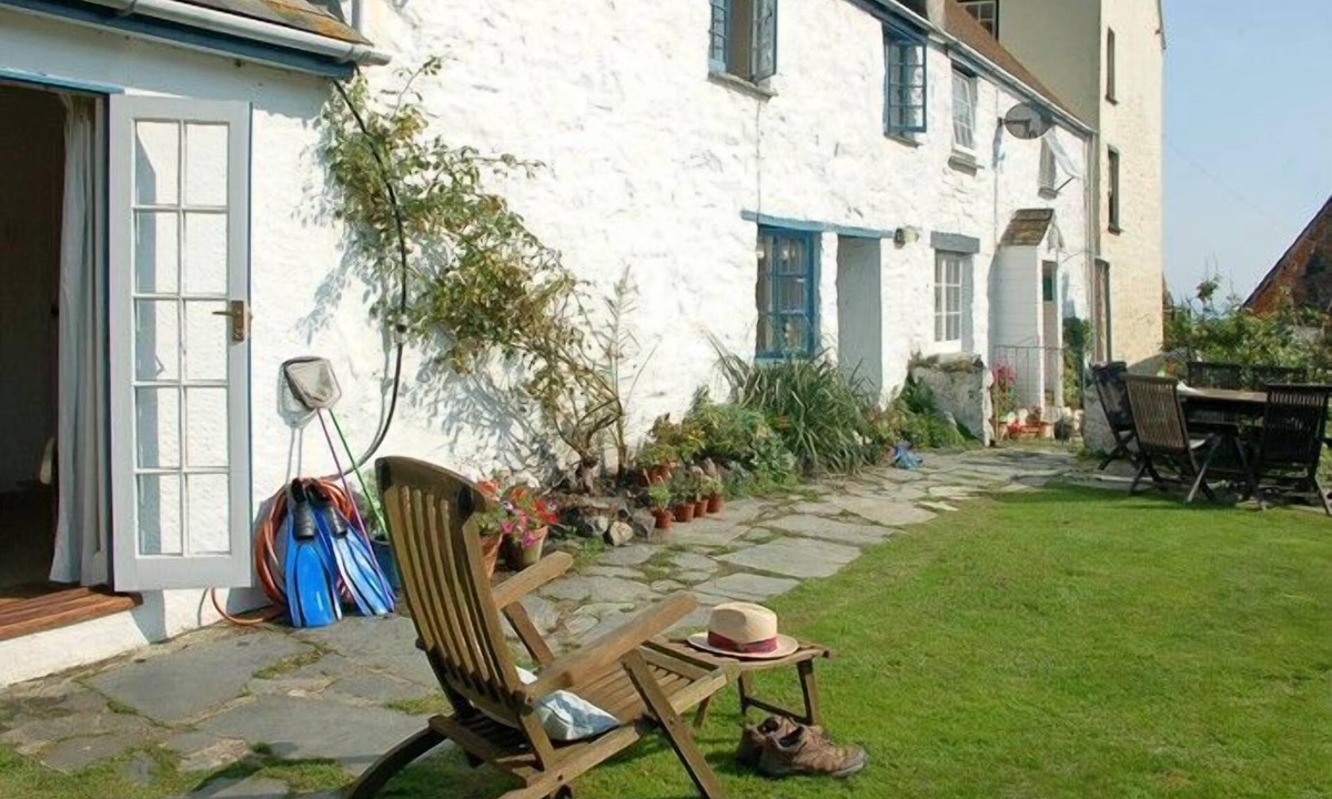 Cadgwith Cottage | Pebbles in Cadgwith Cove- sleeps 6 guests in 3 bedrooms