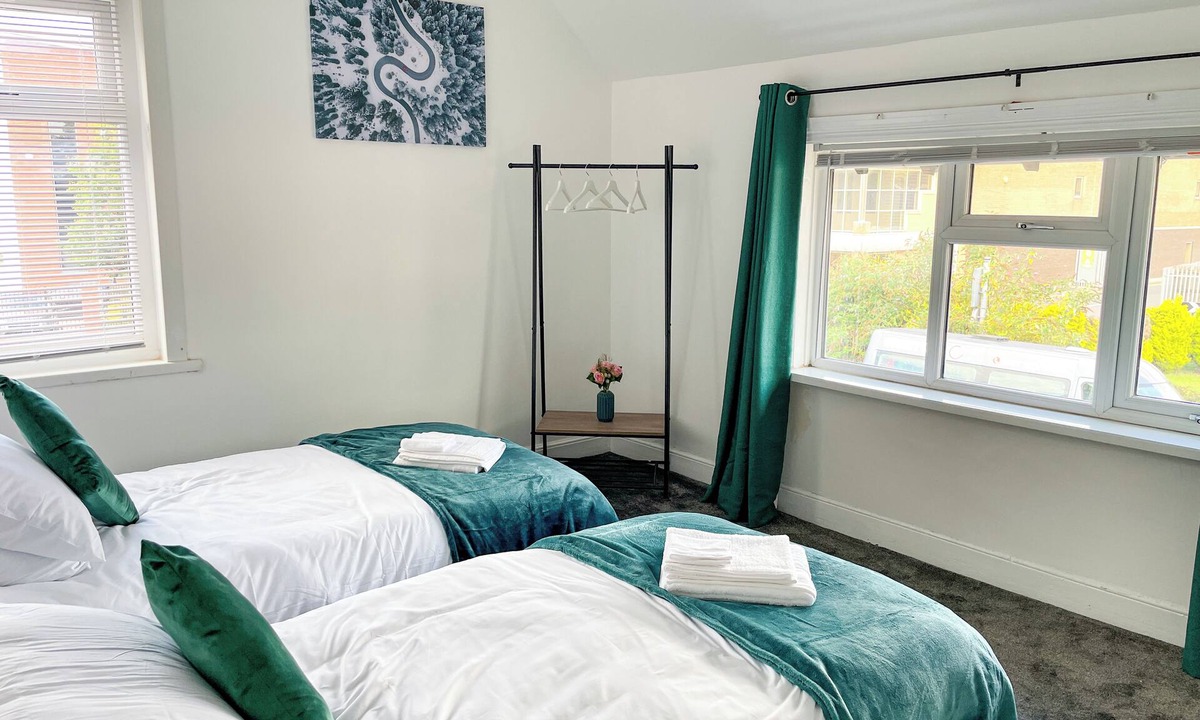 Oldbury House | Perfect for Contractors & Families! 7 Beds Free Parking