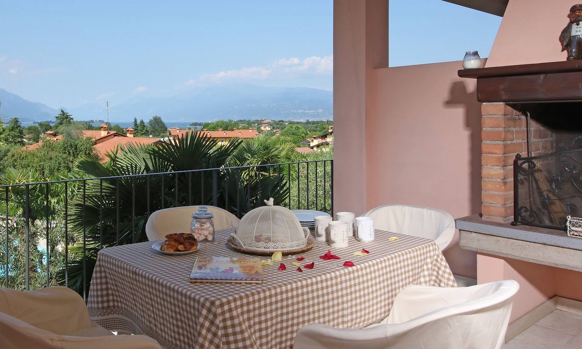 Manerba del Garda Apartment | PICTURE LAKE VIEW OF THE GULF "Geranio apartment"