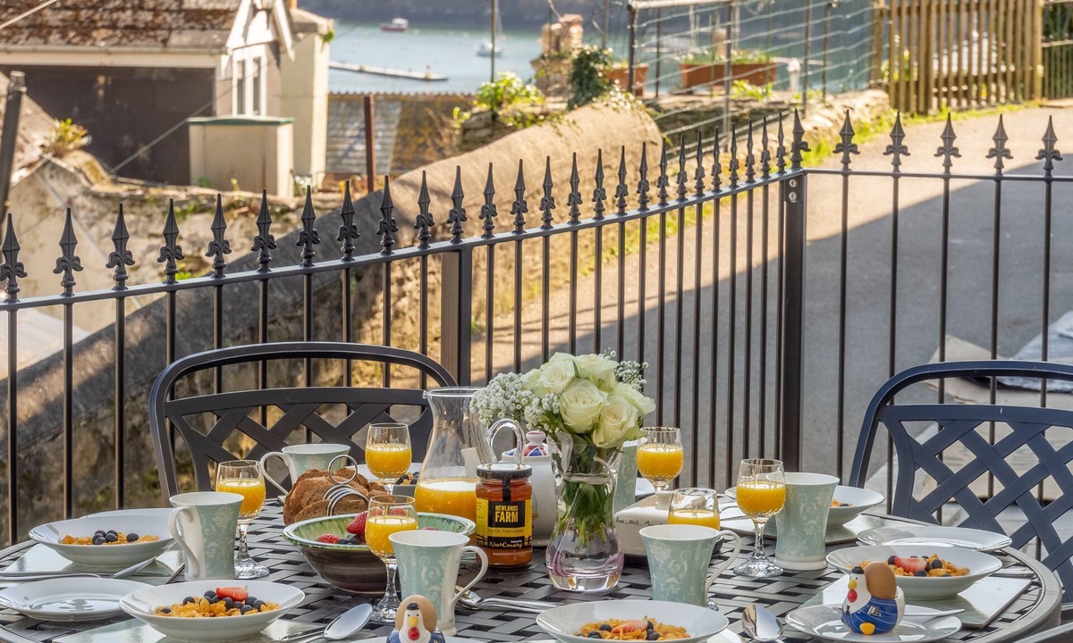 Fowey House | Place View is a delightful and traditional Cornish terraced cottage.