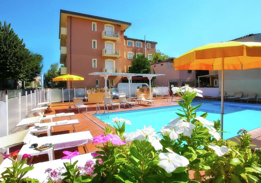 Torre Pedrera Apartment | Princely Apartment in Torre Pedrera with Swimming Pool