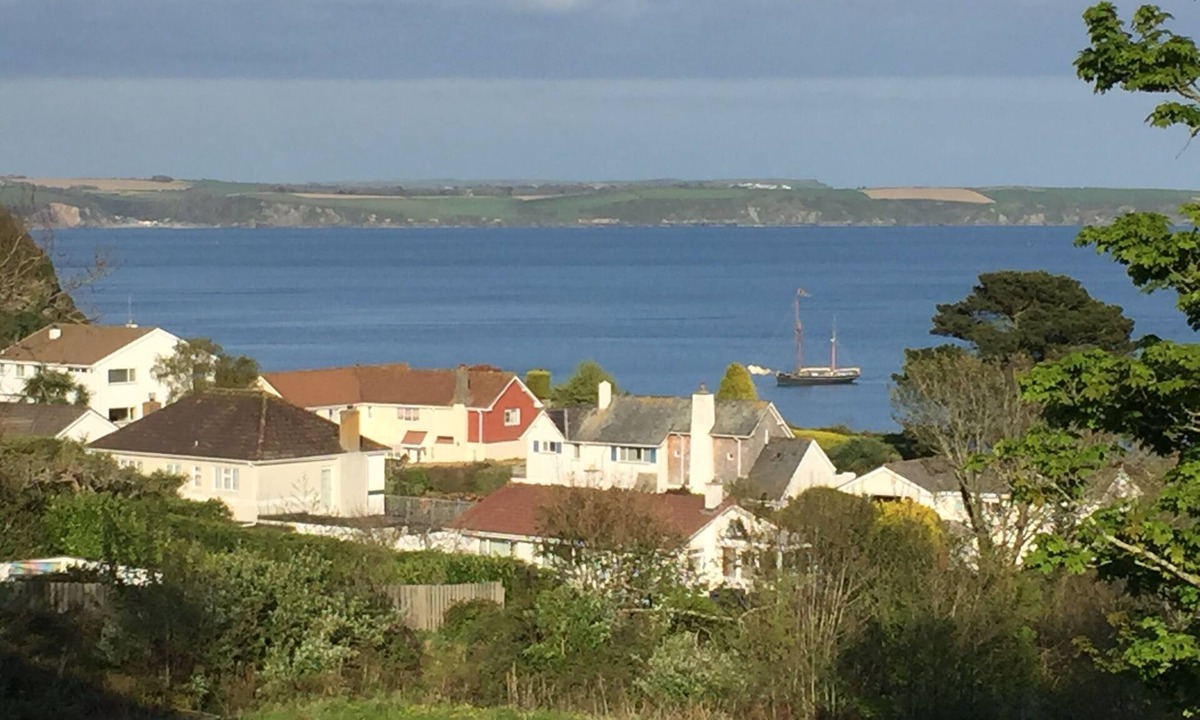 Saint Austell Bay Apartment | PRISTINE MODERN APARTMENT, PRIVATE BEACH, STUNNING SEA VIEW. 15% OFF 1 WK PLUS!