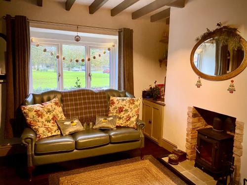 Newton Aycliffe House | Relaxing Cottage Escape - Pub - Fire - King Size Bed
