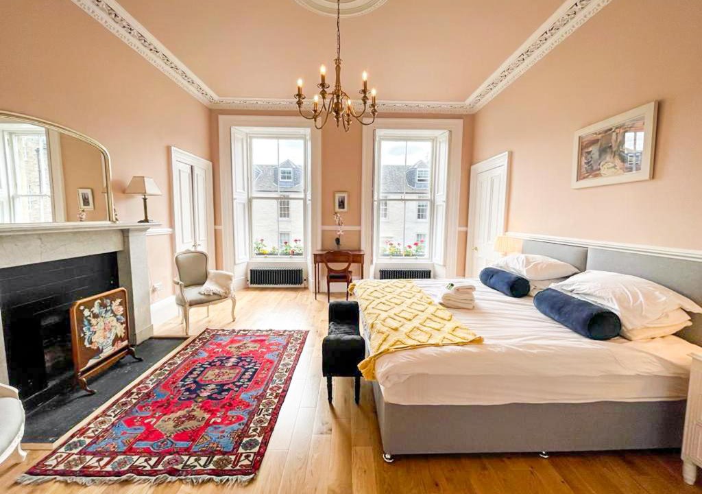 Tollcross Apartment | Remarkable 5BR Townhouse with Garden, Sleeps 12