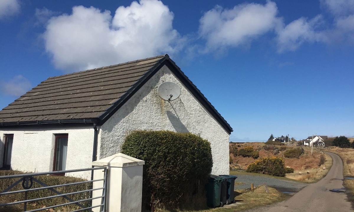 Bunessan Cottage | Rhumhor - dog friendly cosy cottage just minutes from the shore