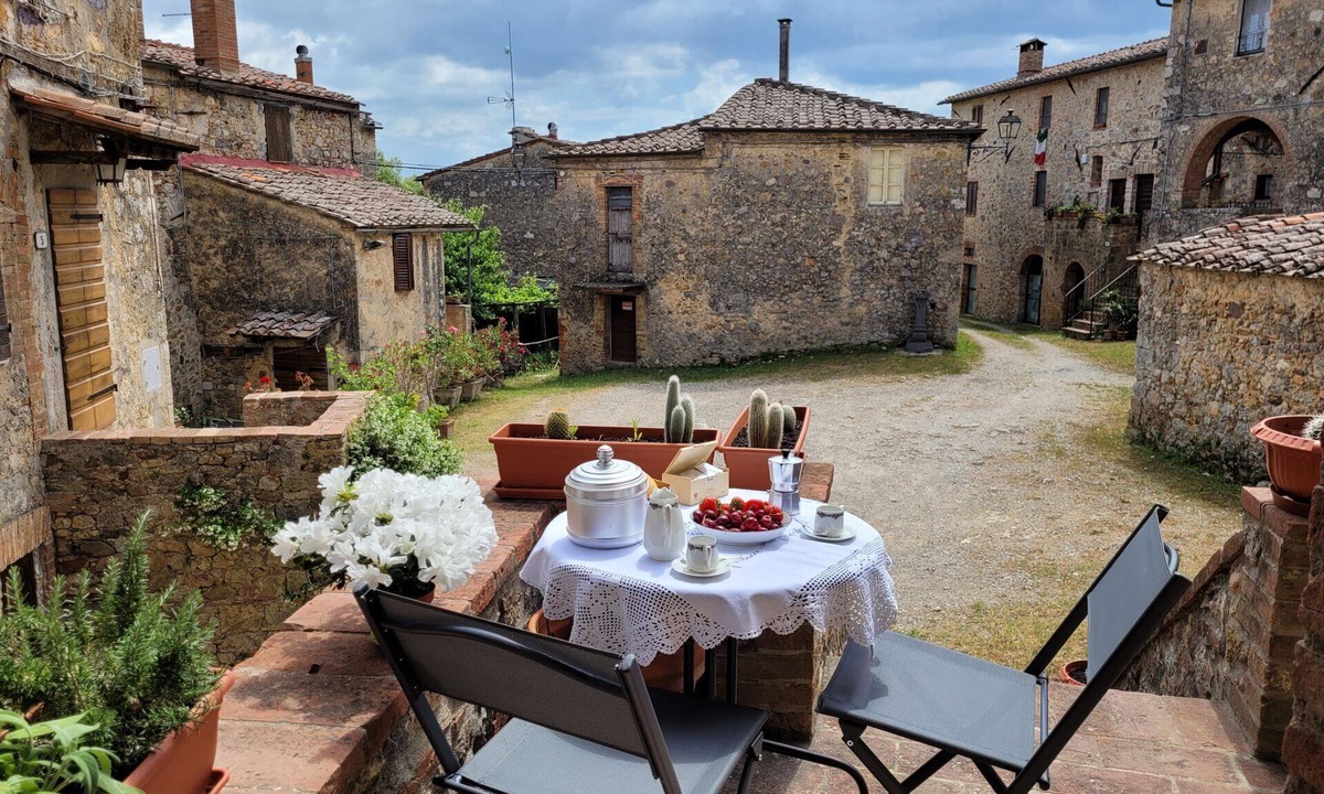 Castello di Tocchi Apartment | Romantic apartment located in a hamlet in the Sienese countryside