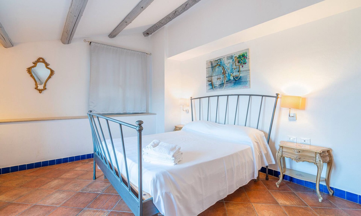 Syracuse Apartment | Room 'Cabernet R12' with Shared Pool, Wi-Fi and Air Conditioning