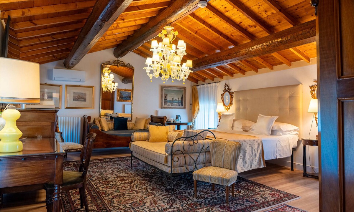 Sommacampagna Apartment | Room 'Suite Dei Velieri' with Shared Pool, Wi-Fi and Air Conditioning
