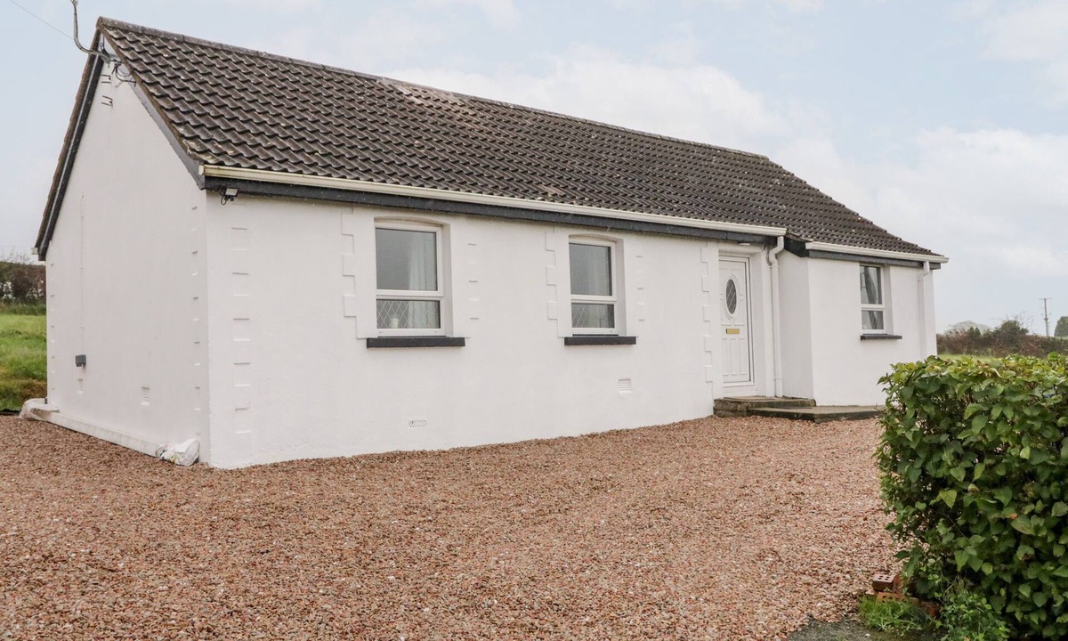 Omagh Cottage | ROSE COTTAGE, pet friendly, with a garden in Omagh