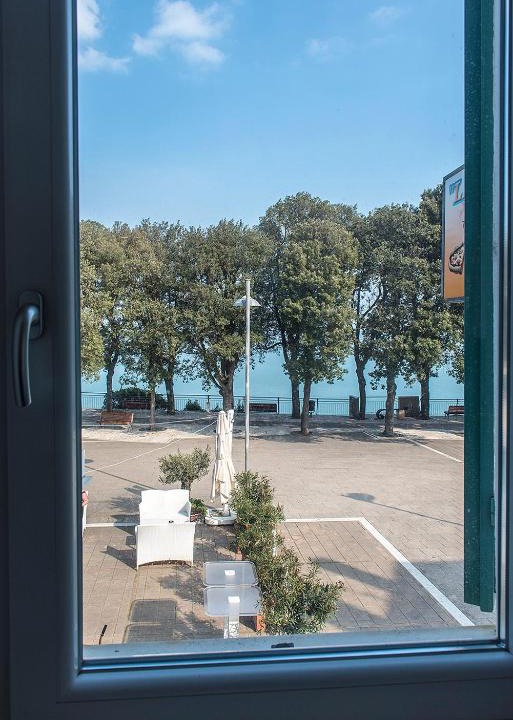 Sirolo Apartment | S035 - Sirolo, trilocale in piazza con vista mare