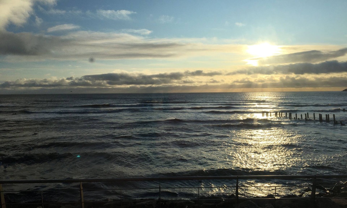 Newcastle Apartment | Seafront Spacious 3 bedroom Apartment with private secure parking and free wi-fi