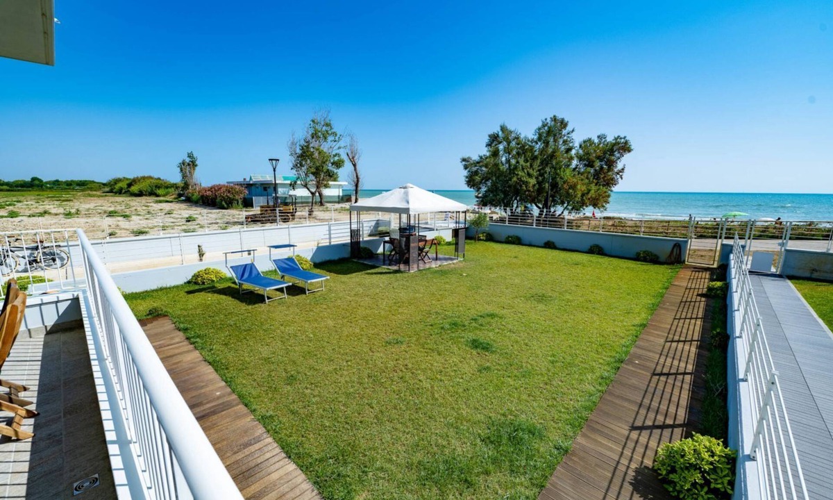 Pineto Apartment | Seaside apartment with large garden
