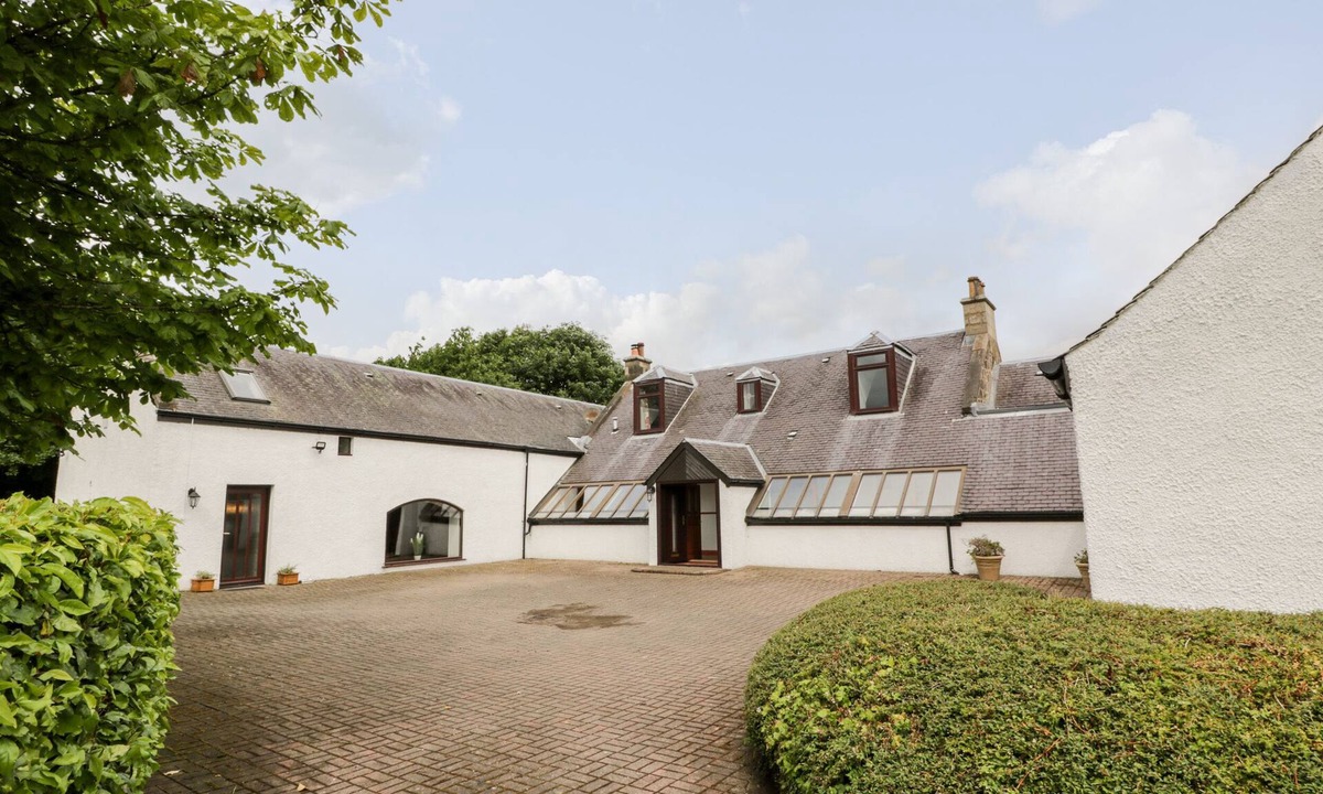 Falkirk Cottage | SHIELDHILL FARM HOUSE, pet friendly, with hot tub in Falkirk