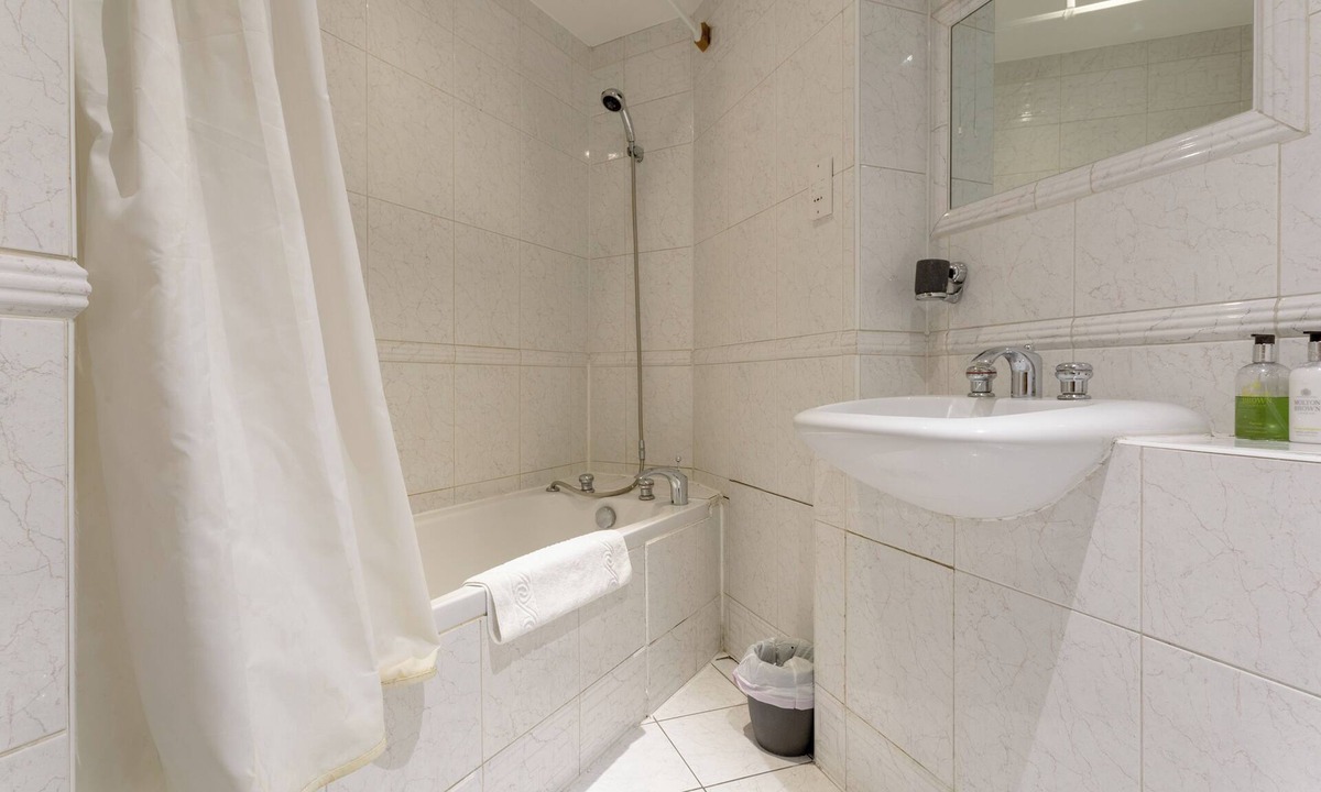 Tower Hill Apartment | Spacious 2BD Flat with View of Tower Bridge